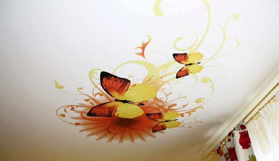 Фотография натяжного потолка с фотопечатью. Рисунок «Бабочки у цветка»